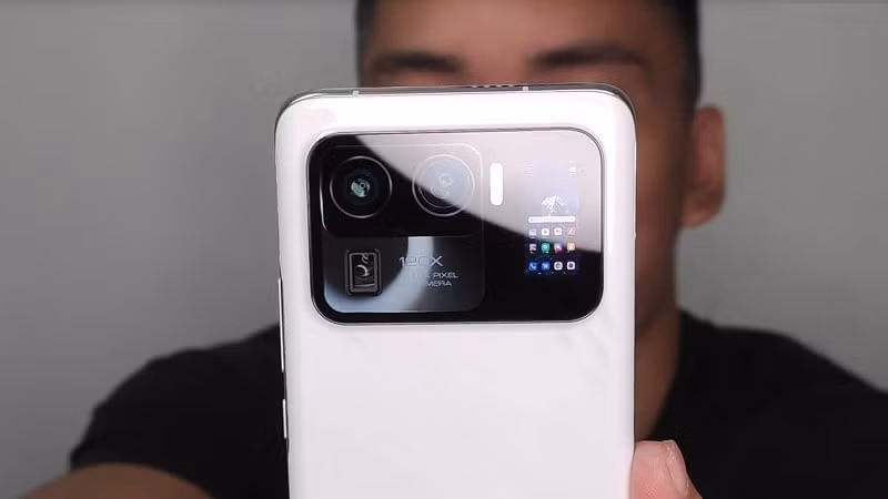 Xiaomi Mi 11 Ultra (143 điểm): Mi 11 Ultra ra mắt tháng 3/2021 và giữ đỉnh bảng smartphone chụp tốt nhất suốt 5 tháng trước khi bị P50 Pro soán ngôi. Máy nổi bật với kích thước cảm biến lớn 1/1,12 inch.