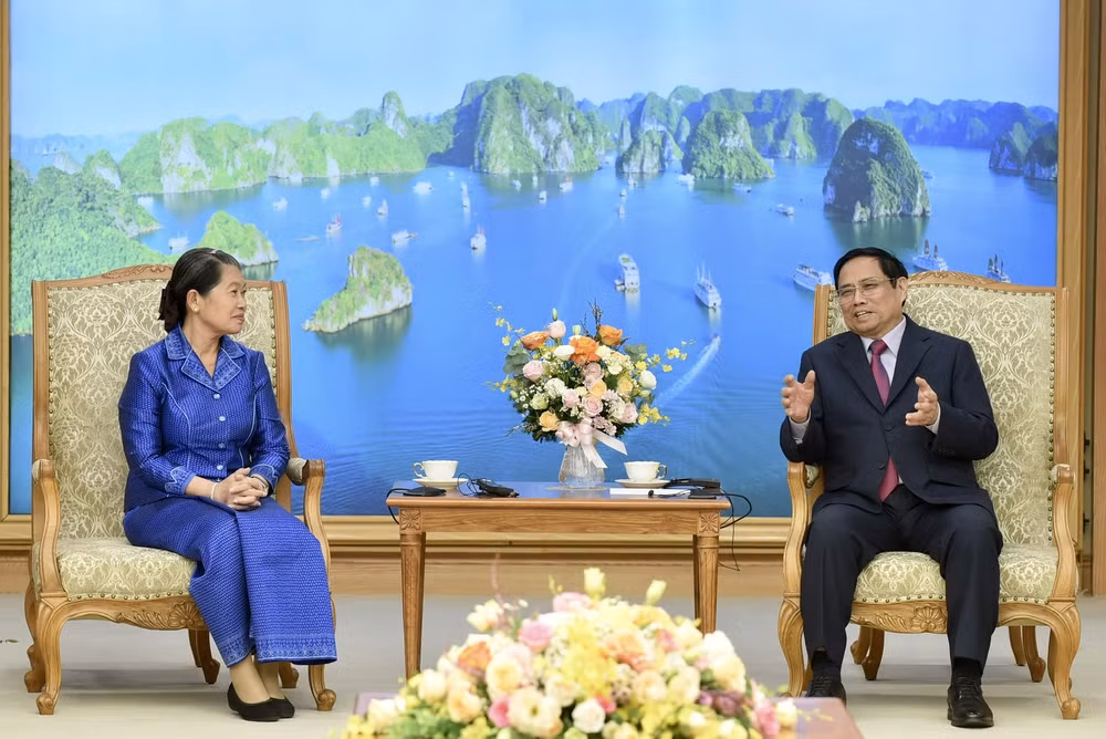 Thủ tướng Phạm Minh Chính bày tỏ trân trọng những tình cảm tốt đẹp Phó Thủ tướng Men Sam An dành cho Việt Nam và những đóng góp quan trọng của bà đối với quan hệ hai nước trên nhiều cương vị khác nhau.