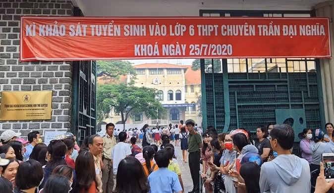Phụ huynh xếp hàng chờ học sinh ở TP. HCM thi tuyển vào lớp 6 trường THPT chuyên Trần Đại Nghĩa năm 2020.