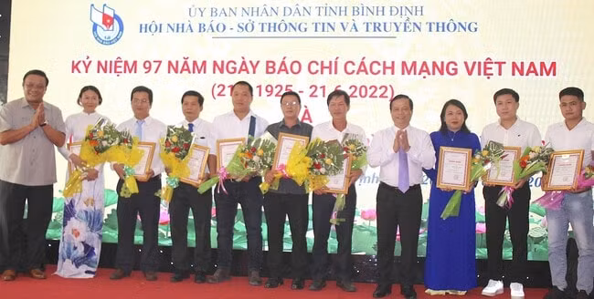 nhieu dia phuong to chuc ky niem 97 nam ngay bao chi cach mang viet nam va trao giai bao chi hinh 5