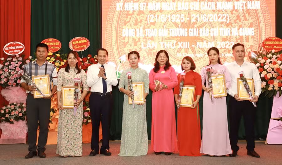 nhieu dia phuong to chuc ky niem 97 nam ngay bao chi cach mang viet nam va trao giai bao chi hinh 1