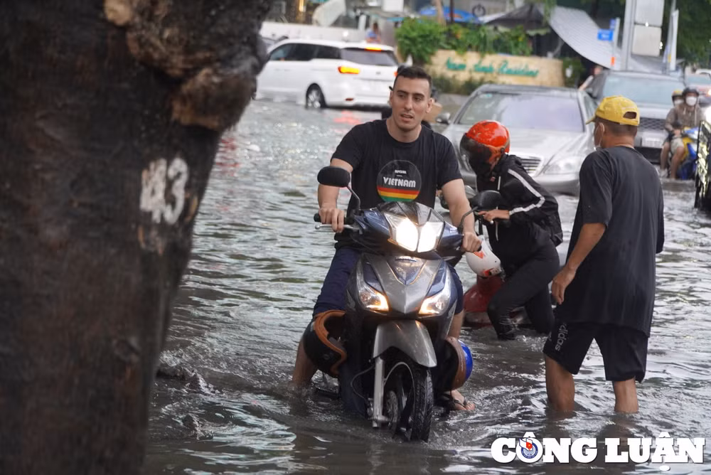 o to bien thanh tau ngam xe may bi bom loi nuoc sau con mua o tp hcm hinh 13
