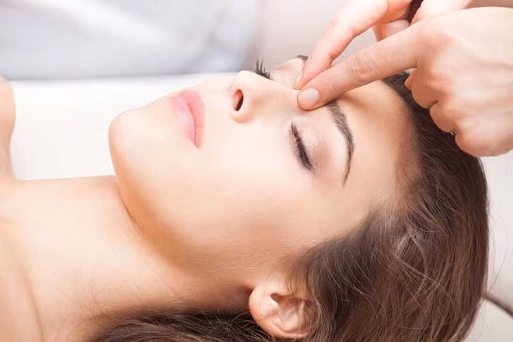 Bấm huyệt massage: Bấm huyệt massage còn giúp cải thiện sức khỏe, hồi phục sự cân bằng cho cơ thể và giảm đi các cơn đau đầu.&nbsp;Người bệnh có thể sử dụng tay để massage vùng cổ, trán, gáy để giúp làm giảm cơn đau đầu tạm thời.&nbsp;Bấm huyệt chữa đau đầu&nbsp;là phương pháp không chỉ giảm đau nhanh mà còn giúp giảm đi các chứng đau đầu về lâu về dài.