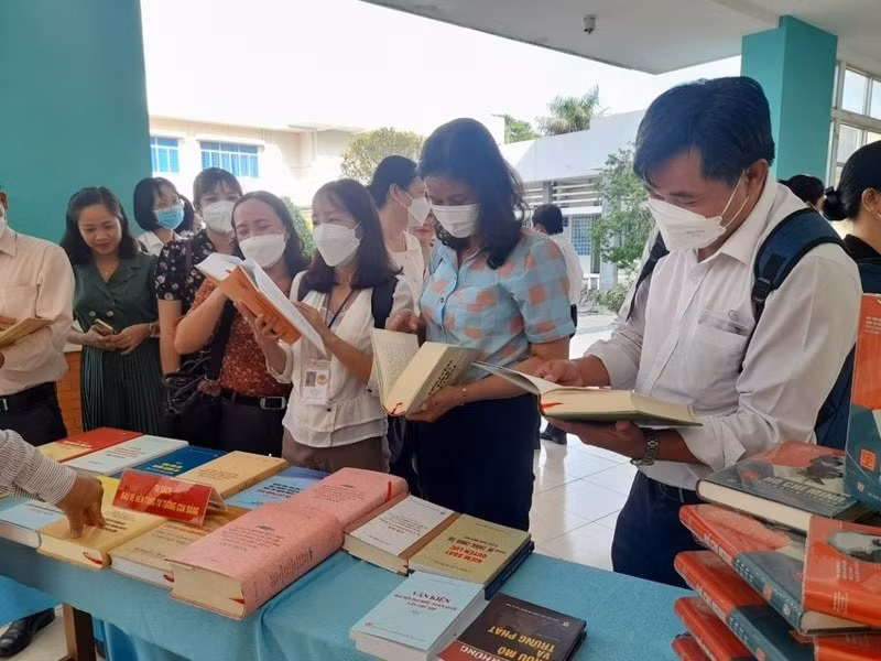 Các đại biểu tham quan tại lễ ra mắt sách. Ảnh: PLO
