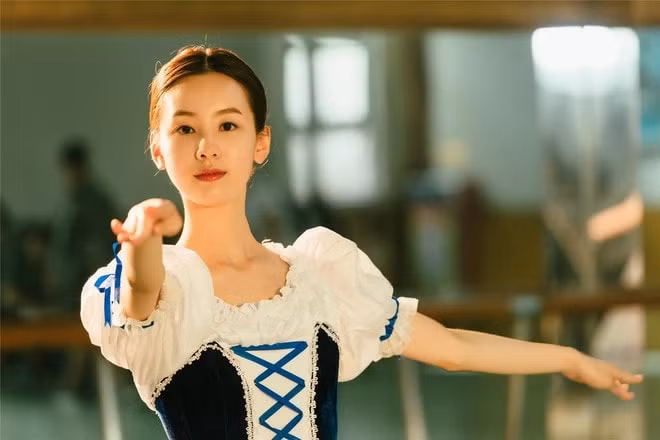 Với xuất thân giàu sang, nữ diễn viên họ Trần được nâng đỡ hết mình trong sự nghiệp - Ảnh: Sina