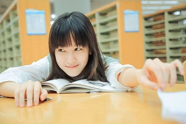Gương mặt trong sáng của cô rất hợp các bộ phim thanh xuân - Ảnh: Thất Nguyệt và An Sinh