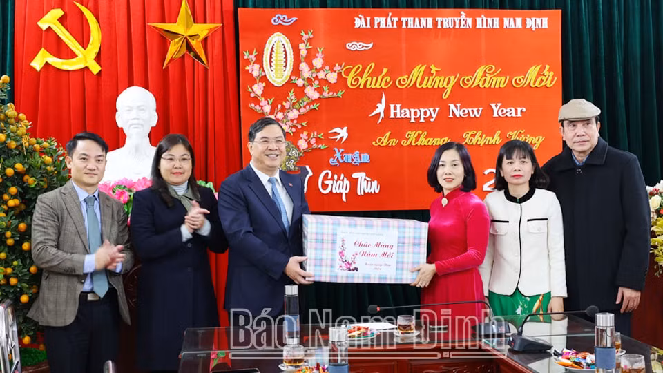lanh dao tinh nam dinh tham chuc tet cac don vi lam nhiem vu dem giao thua hinh 2