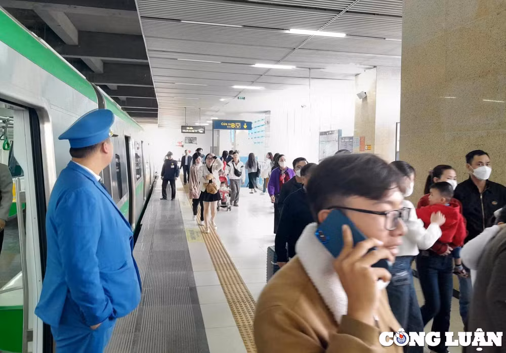 dong dao nguoi dan lua chon tau dien cat linh ha dong du xuan hinh 1