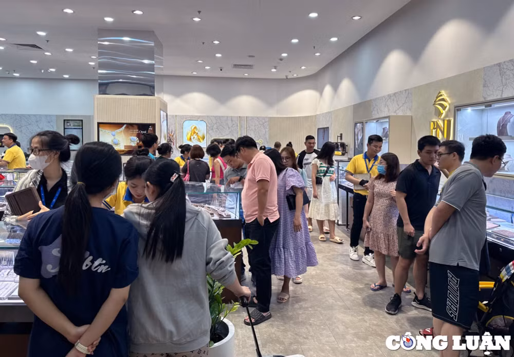 tp hcm nguoi dan mua vang cuong nhiet hon ha noi trong ngay via than tai hinh 1