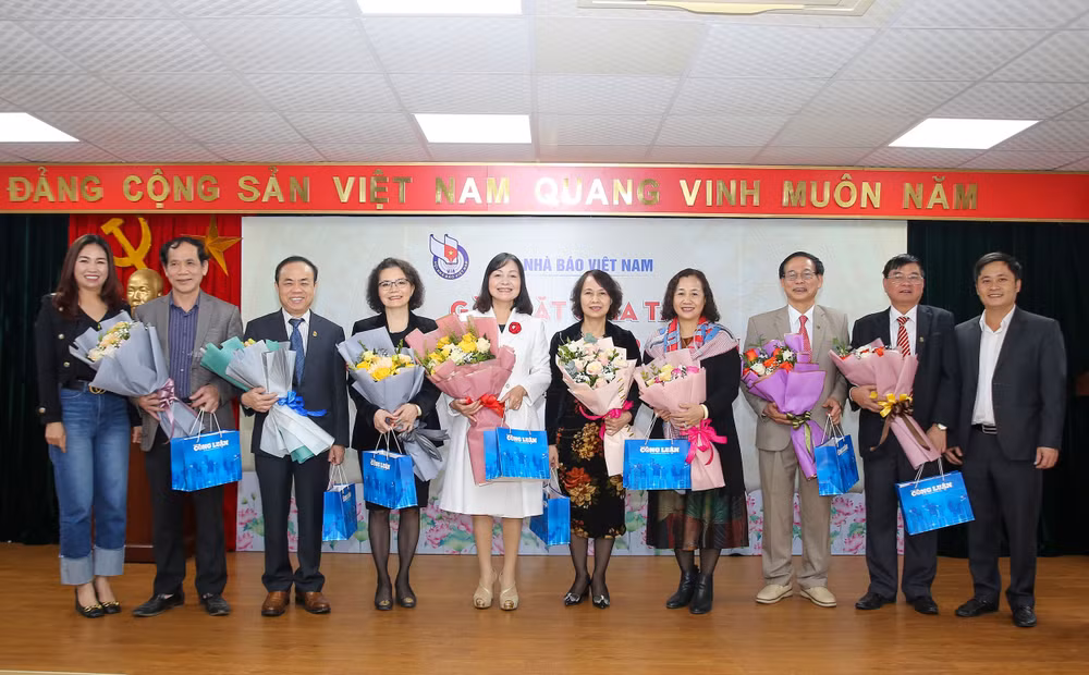 gap mat chia tay cac dong chi truong pho ban don vi tai co quan trung uong hoi nha bao viet nam hinh 2