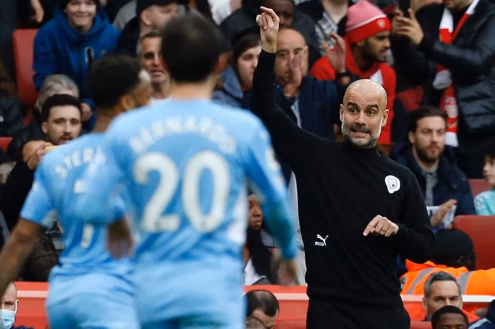 hlv pep guardiola va 20 thanh vien man city mac covid 19 hinh 1