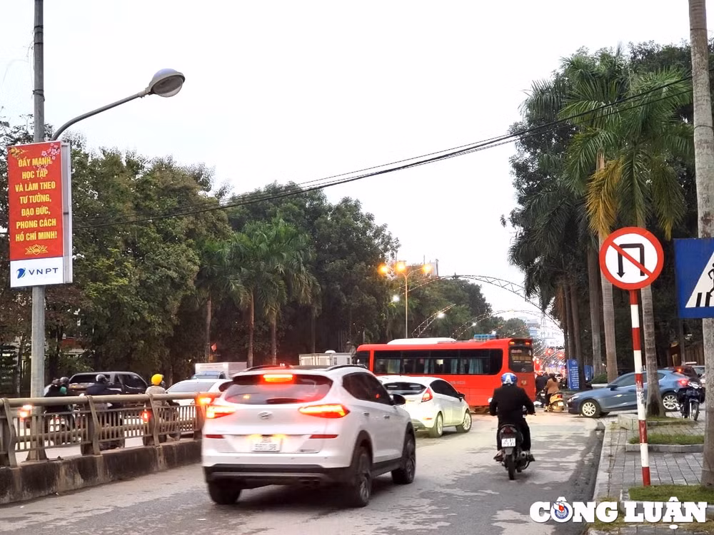 thanh hoa nhieu phuong tien bat chap quay dau xe ngay diem cam hinh 1