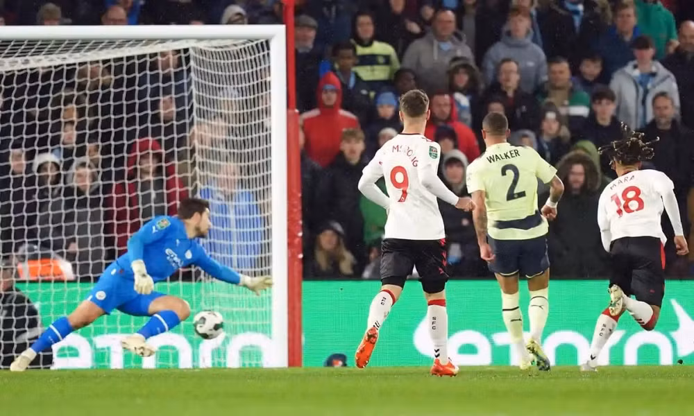 thua southampton man city bi loai o tu ket league cup hinh 4