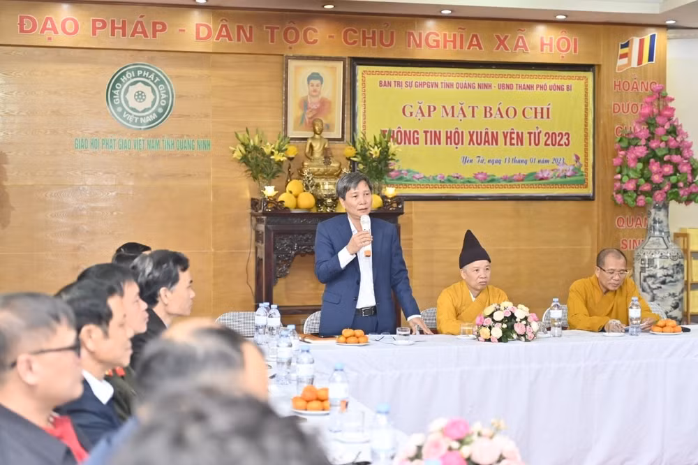 hoa thuong thich thanh quyet nhet tien vao tuong phat ban tho rat phan cam hinh 2