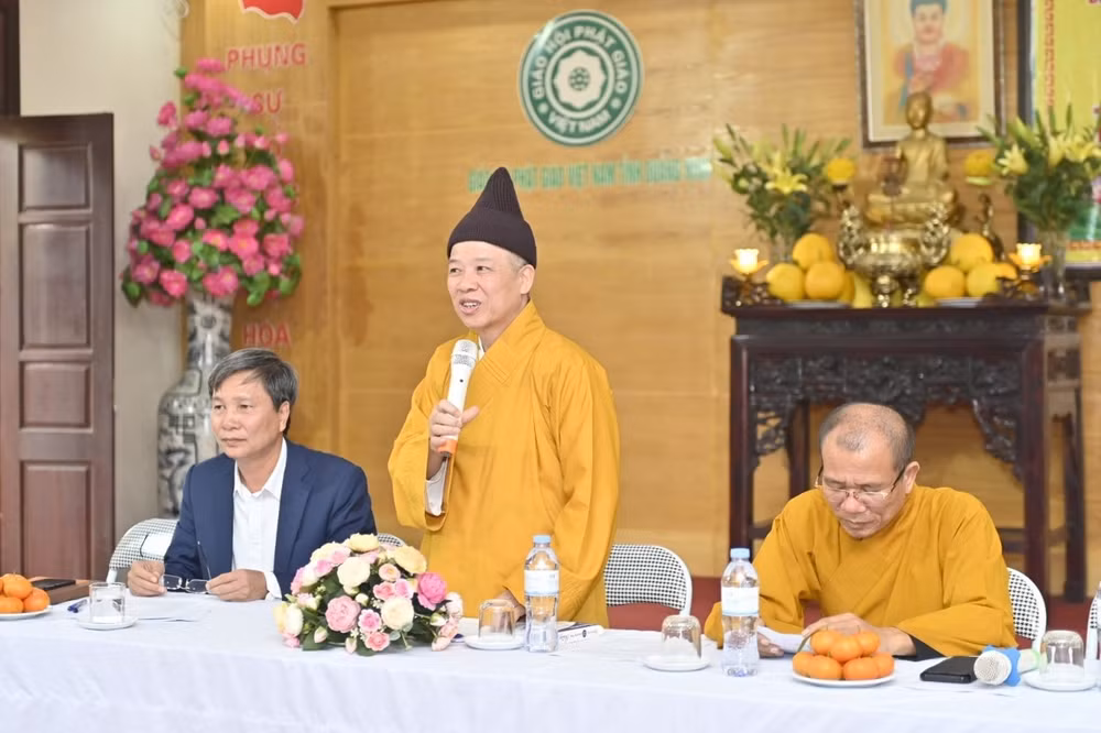 hoa thuong thich thanh quyet nhet tien vao tuong phat ban tho rat phan cam hinh 1
