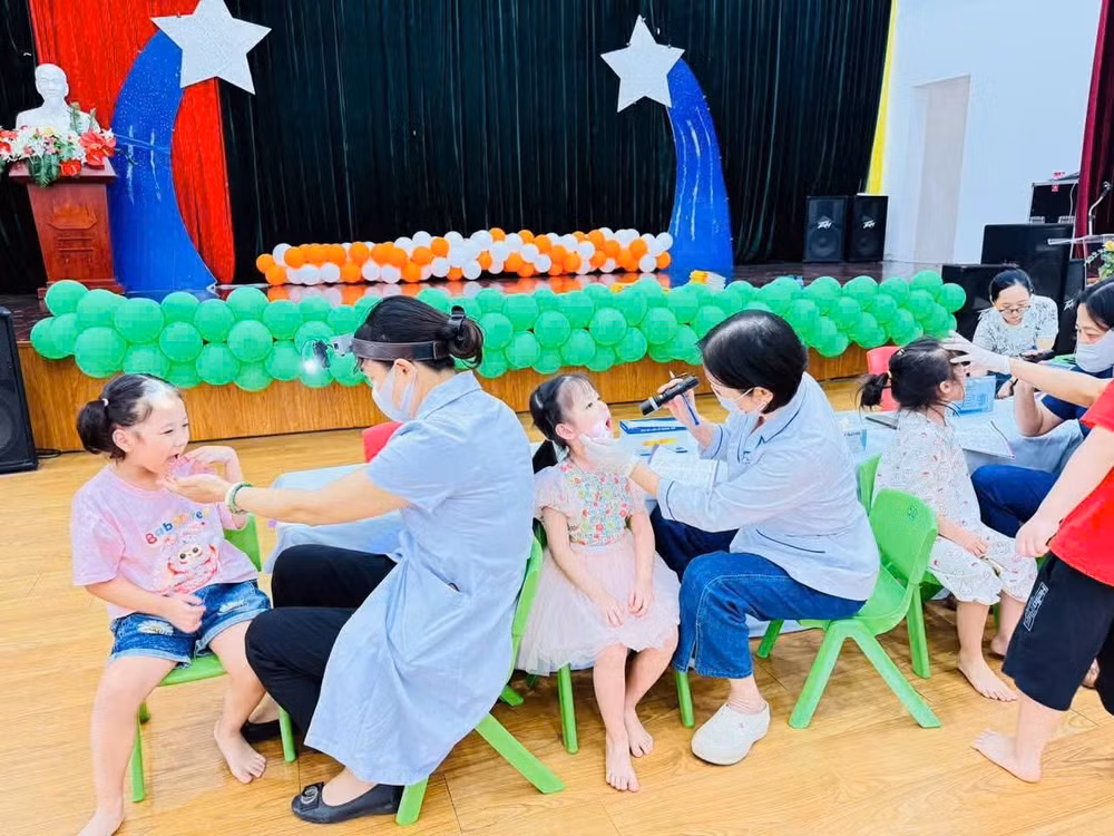 Các bạn nhỏ thường xuyên được theo dõi sức khỏe.