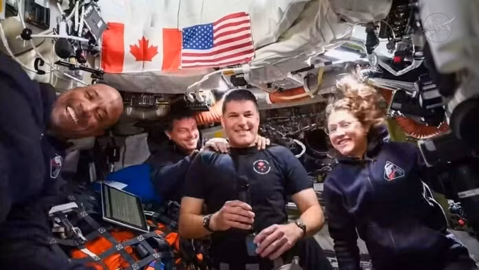 Từ trái sang: Các phi hành gia của sứ mệnh Artemis II, phi công Victor Glover của NASA, chỉ huy Reid Wiseman của NASA, chuyên gia sứ mệnh Jeremy Hansen của Cơ quan Vũ trụ Canada và chuyên gia sứ mệnh Christina Koch của NASA tham dự "cuộc gọi VIP" với trẻ em Canada từ bên trong tàu vũ trụ Orion trên đường đến Mặt trăng vào ngày 4/4. Ảnh: NASA