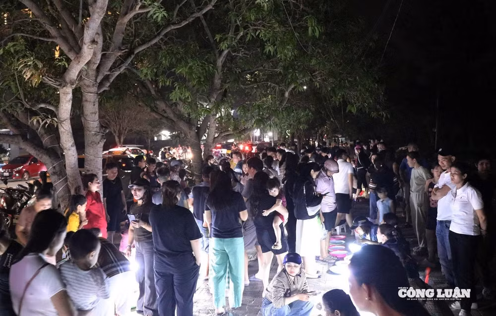 Chợ đêm tấp nập kẻ mua người bán, tạo nên điểm nhấn của phố biển Cửa Lò