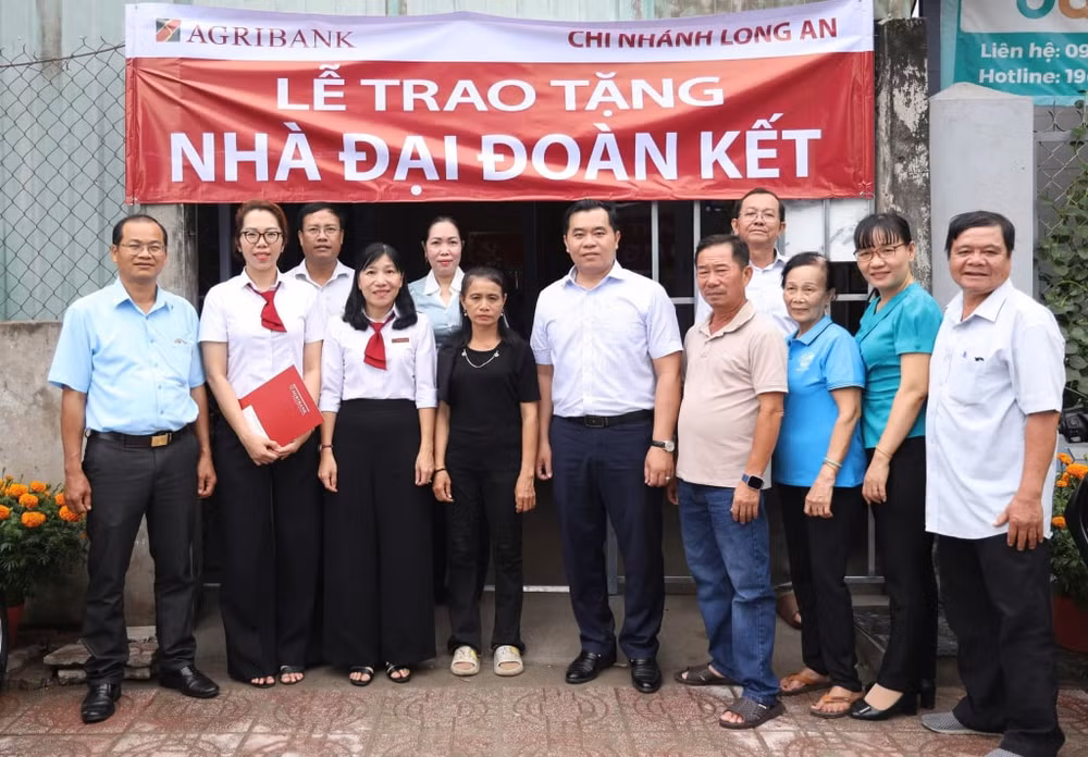 Agribank Chi nhánh Long An trao tặng nhà cho bà Nguyễn Thị Mượng