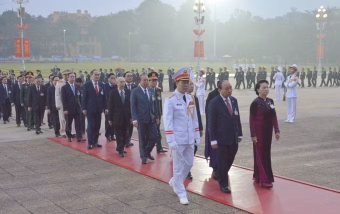 Các đồng chí lãnh đạo Đảng, Nhà nước cùng đại biểu dự Đại hội XIII của Đảng đặt vòng hoa và vào Lăng viếng Chủ tịch Hồ Chí Minh