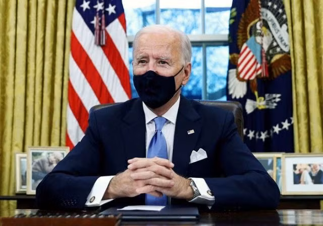 Tổng thống Joe Biden vừa ký lệnh hạn chế đi lại đối với Nam Phi và kéo dài lệnh cấm đối với du khách từ châu Âu - Ảnh: Reuters