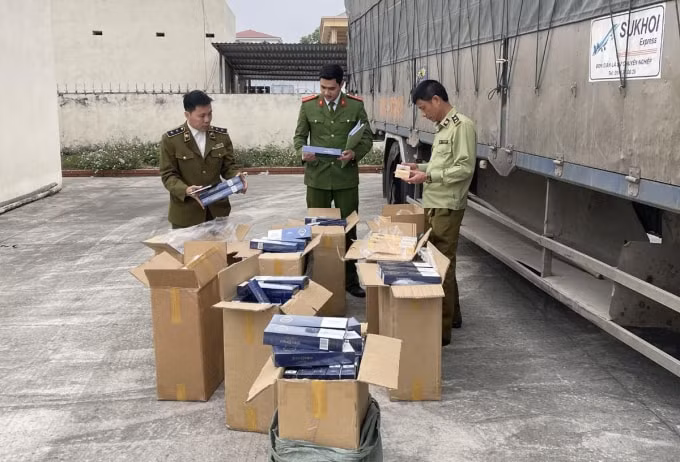 Các cơ quan chức năng đang kiểm tra số thuốc lá thu được