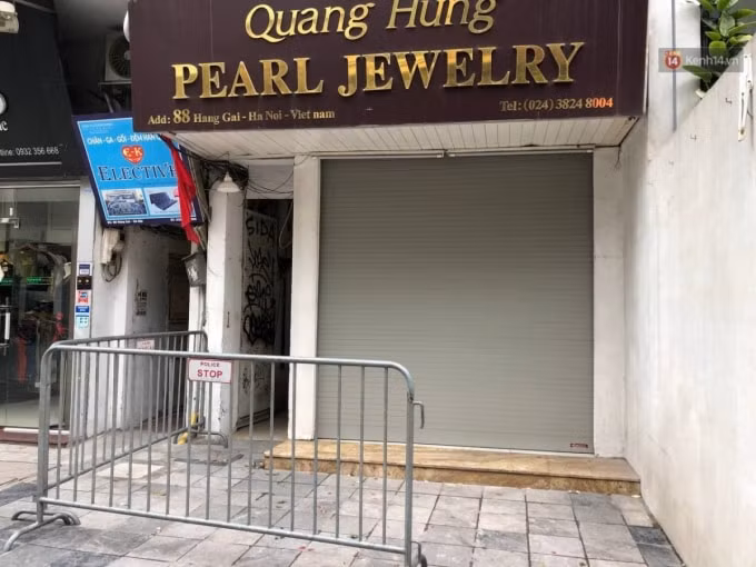 Trưa 28/1, một ngôi nhà trên phố Hàng Gai (Hoàn Kiếm, Hà Nội) nơi sinh sống của gia đình ca nghi mắc L.H.L. - có liên quan đến BN 1.553 đã được chốt chặn và phong tỏa để phòng dịch bệnh Covid-19. Ảnh: kenh14.vn