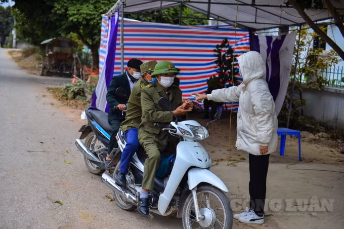 Người dân di chuyển qua khu vực này đều được lực lượng y tế yêu cầu đeo khẩu trang, đo nhiệt độ và sát khuẩn tay để phòng dịch Covid-19.