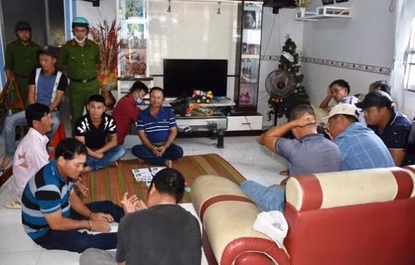 Các đối tượng tham gia đánh bài ăn tiền. (Ảnh: Trọng Nguyễn)