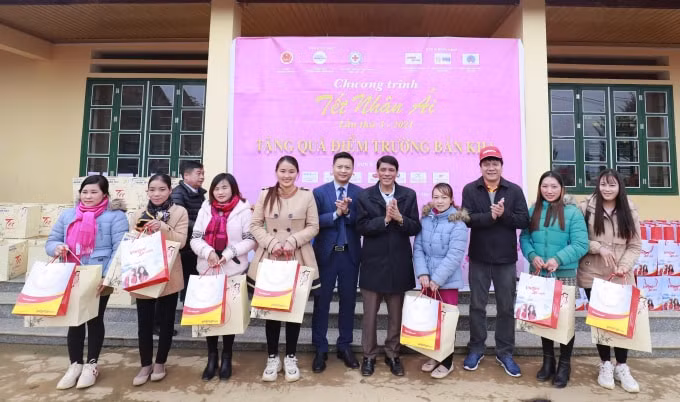 Đại diện lãnh đạo Vietjet tặng quà các gia đình có hoàn cảnh khó khăn tại Lào Cai.