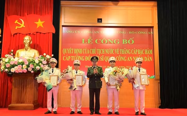 Bộ trưởng Bộ Công an Tô Lâm chúc mừng các sĩ quan được thăng hàm. Ảnh: Công an Hà Nội
