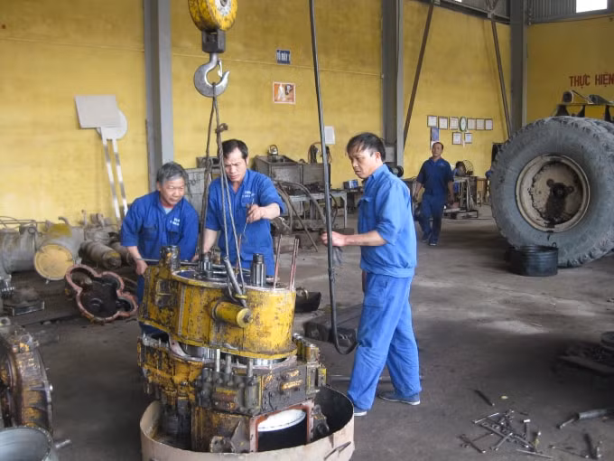 Trong những phân xưởng, các công nhân không ngừng thi đua, sáng tạo trong lao động sản xuất.