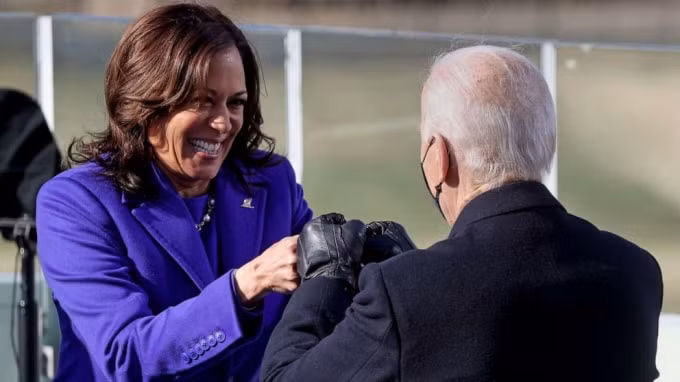 Tổng thống Joe Biden và Phó Tổng thống Kamala Harris chạm tay ăn mừng tại lễ tuyên thệ nhậm chức - Ảnh: Reuters