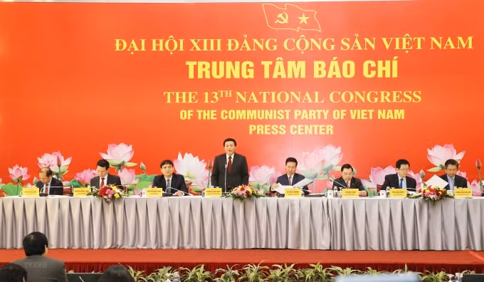 Đồng chí Nguyễn Xuân Thắng, Bí thư Trung ương Đảng, Giám đốc Học viện Chính trị quốc gia Hồ Chí Minh, Chủ tịch hội đồng Lý luận Trung ương phát biểu tại buổi họp báo. (Ảnh: Doãn Tấn/TTXVN)
