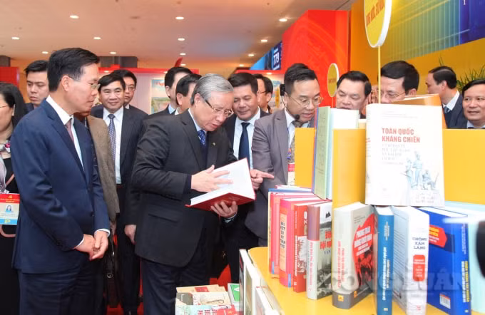 Tới dự lễ khai trương Trung tâm Báo chí Đại hội đại biểu toàn quốc lần thứ XIII của Đảng có các đồng chí: Trần Quốc Vượng, Ủy viên Bộ Chính trị, Thường trực Ban Bí thư; Võ Văn Thưởng, Ủy viên Bộ Chính trị, Bí thư Trung ương Đảng, Trưởng Ban Tuyên giáo Trung ương; Nguyễn Xuân Thắng, Bí thư Trung ương Đảng, Giám đốc Học viện Chính trị quốc gia Hồ Chí Minh, Chủ tịch Hội đồng Lý luận Trung ương.