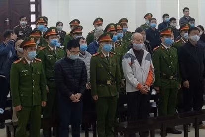 Bị cáo Đinh La Thăng (ngoài cùng bên phải) và các bị cáo khi nghe toà thông báo hoãn.