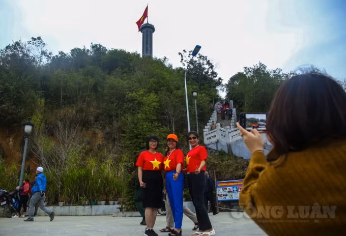 Cột cờ Lũng Cú - điểm đến của rất nhiều người dân trên mọi miền Tổ Quốc Việt Nam.
