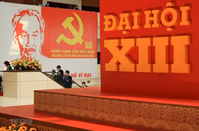 Hình ảnh Huy hiệu Đảng và Chủ tịch Hồ Chí Minh tại Đại hội đại biểu toàn quốc lần thứ XIII của Đảng. (Ảnh: TTXVN)