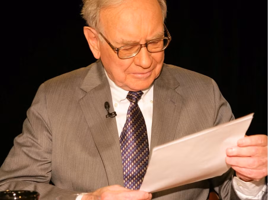 ty phu warren buffett ban thao co phieu tich luy 300 ty usd va cap nhat ke hoach sau khi qua doi hinh 1