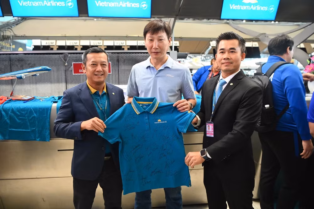 vietnam airlines tang cac cau thu doi tuyen bong da nam viet nam ve may bay hang thuong gia hinh 3