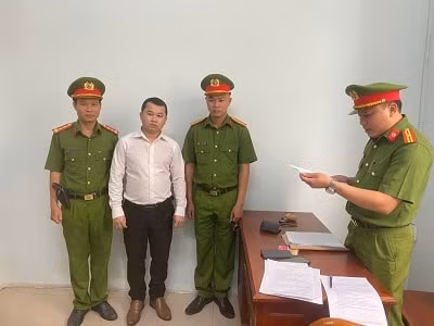 bat tam giam nhan vien ngan hang lam dung tin nhiem chiem doat tai san hinh 1