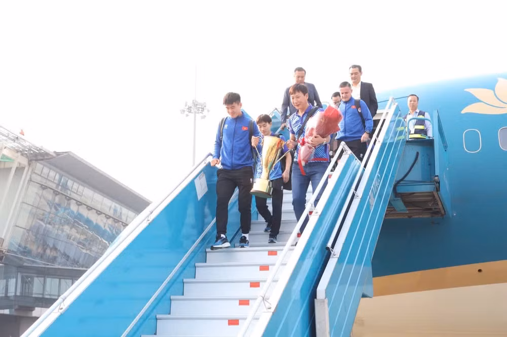 nguoi ham mo chao don doi tuyen viet nam ve nuoc cung cup vo dich asean cup 2024 hinh 1