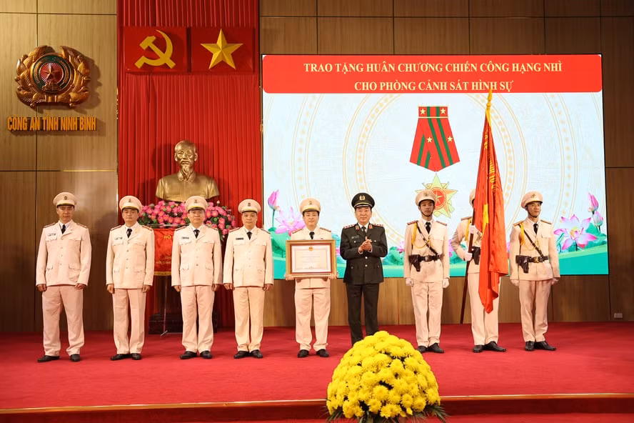 tang co don vi dan dau trong phong trao thi dua vi antq nam 2024 cho cong an tinh ninh binh hinh 2