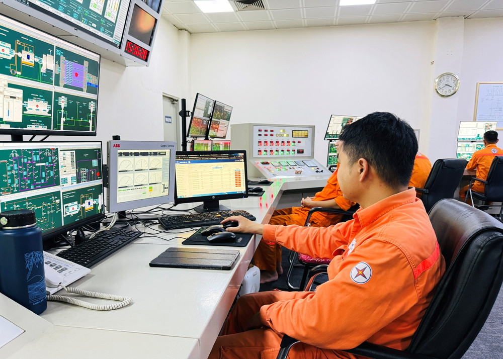 Ca trực vận hành tập trung cao độ tại Phòng Điều khiển trung tâm 300MW, Công ty Nhiệt điện Uông Bí. Ảnh: Công ty Nhiệt điện Uông Bí dien1.jpg