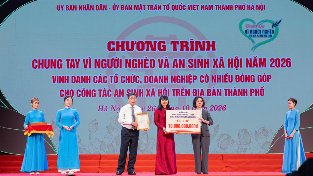 Đồng chí Phùng Thị Bình, Phó Tổng Giám đốc Agribank trao biểu trưng ủng hộ Quỹ “Vì người nghèo” thành phố Hà Nội Đồng chí Phùng Thị Bình, Phó Tổng Giám đốc Agribank trao biểu trưng ủng hộ Quỹ “Vì người nghèo” thành phố Hà Nội