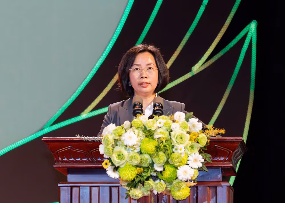 Đồng chí Bùi Huyền Mai, Ủy viên Ban Thường vụ Thành ủy, Chủ tịch Ủy ban Mặt trận Tổ quốc Việt Nam thành phố Hà Nội phát biểu khai mạc chương trình
