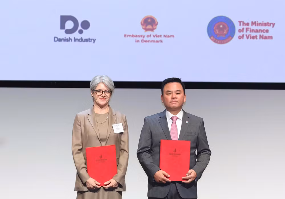 dai-dien-pvfcco-phu-my-va-topsoe-trao-doi-van-ban-thoa-thuan-hop-tac-tai-dien-dan-doanh-nghiep-viet-nam-dan-mach.jpg