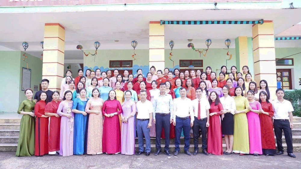 Lãnh đạo xã Hóa Quỳ chụp ảnh lưu niệm cùng tập thể cán bộ, giáo viên và nhân viên Trường Mầm non Hóa Quỳ. img-1320.jpg