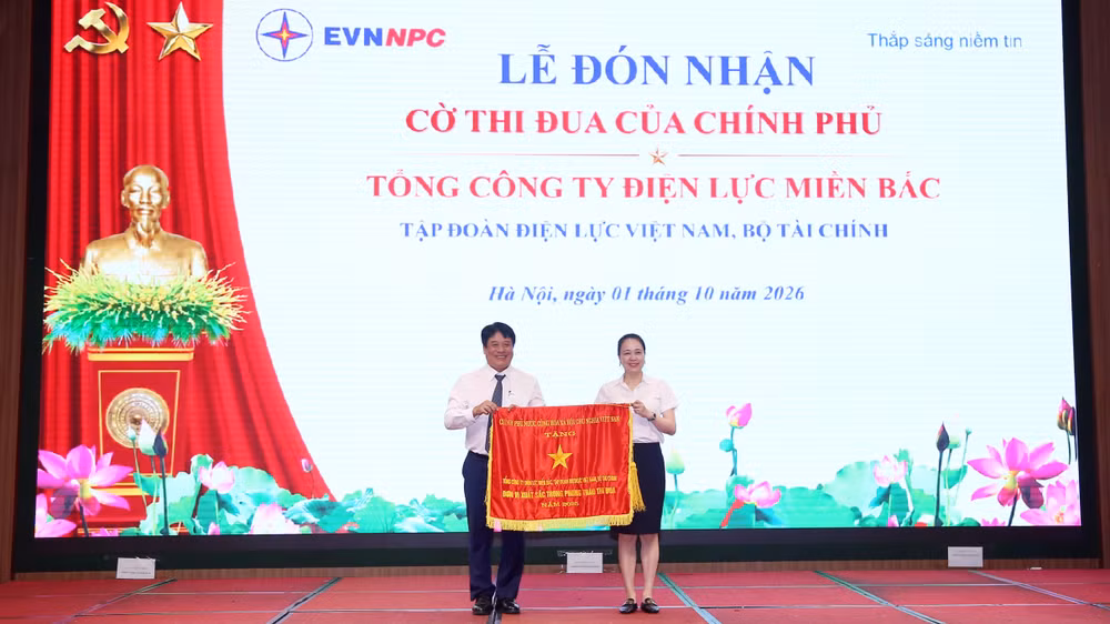 thua-uy-quyen-cua-thu-tuong-chinh-phu-ong-nguyen-anh-tuan-pho-bi-thu-dang-uy-thanh-vien-hdtv-tgd-evn-trao-co-thi-dua-cua-chinh-phu-cho-ba-do-nguyet-anh-bi-thu-dang-uy-chu-tich-hdtv-evnnpc-dai-dien-evnnpc-don-n.jpg