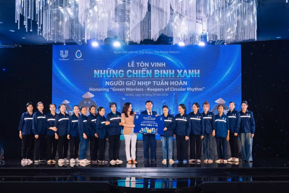 Công ty Cổ phần VietCycle và Công ty Unilever Việt Nam trao thẻ Bảo hiểm y tế cho người lao động thu gom phế liệu.